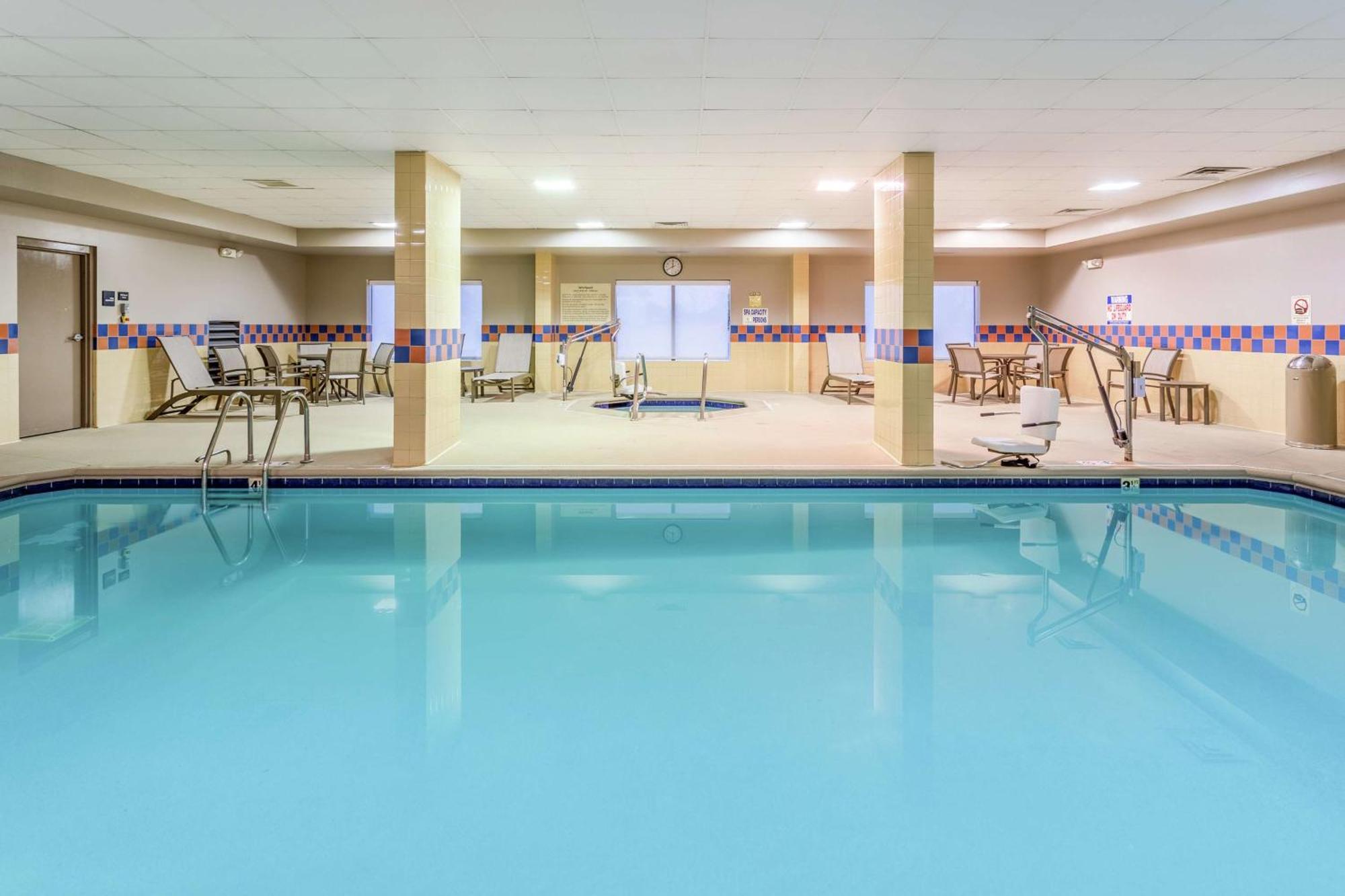 Hampton Inn & Suites Chicago - Либертивилл Экстерьер фото